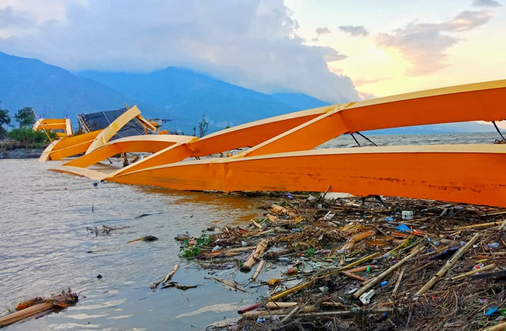 Palu Indonesia - The Yellow Bridge which was the Palu city icon was the collapsed after the earthquake and tsunami - Ph: PA